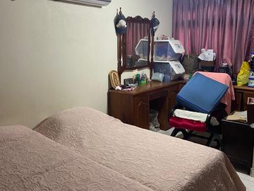 Venta de Casa Dividida en 2 Apartamentos Barrio Manga.
