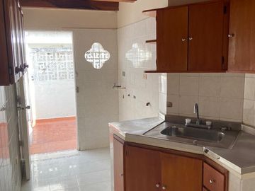 Venta de Casa Dividida en 2 Apartamentos Barrio Manga.
