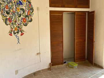 VENDO CASA COMO TERRENO EN CUERNAVACA, GRAN UBICACIÓN, ZONA FRESCA.