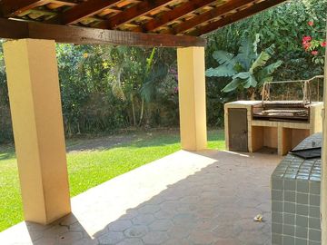 VENDO CASA COMO TERRENO EN CUERNAVACA, GRAN UBICACIÓN, ZONA FRESCA.