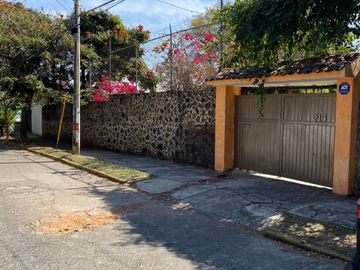 VENDO CASA COMO TERRENO EN CUERNAVACA, GRAN UBICACIÓN, ZONA FRESCA.