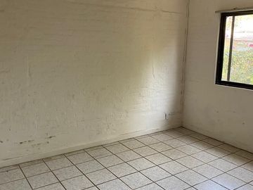 VENDO CASA COMO TERRENO EN CUERNAVACA, GRAN UBICACIÓN, ZONA FRESCA.