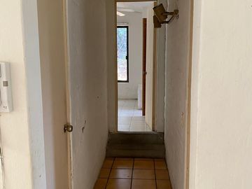 VENDO CASA COMO TERRENO EN CUERNAVACA, GRAN UBICACIÓN, ZONA FRESCA.