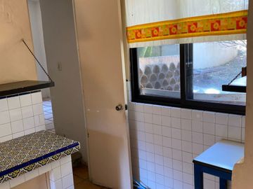VENDO CASA COMO TERRENO EN CUERNAVACA, GRAN UBICACIÓN, ZONA FRESCA.