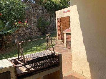 VENDO CASA COMO TERRENO EN CUERNAVACA, GRAN UBICACIÓN, ZONA FRESCA.