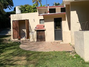 VENDO CASA COMO TERRENO EN CUERNAVACA, GRAN UBICACIÓN, ZONA FRESCA.