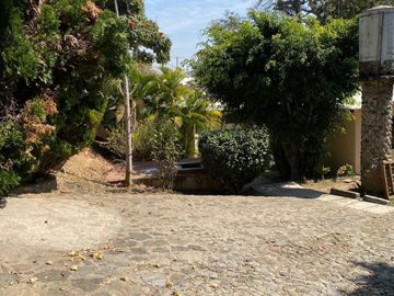 VENDO CASA COMO TERRENO EN CUERNAVACA, GRAN UBICACIÓN, ZONA FRESCA.
