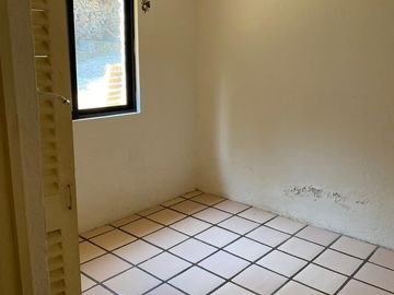 VENDO CASA COMO TERRENO EN CUERNAVACA, GRAN UBICACIÓN, ZONA FRESCA.
