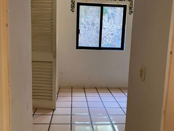 VENDO CASA COMO TERRENO EN CUERNAVACA, GRAN UBICACIÓN, ZONA FRESCA.