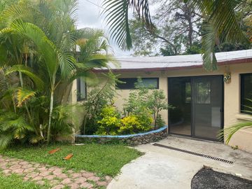 VENDO CASA COMO TERRENO EN CUERNAVACA, GRAN UBICACIÓN, ZONA FRESCA.