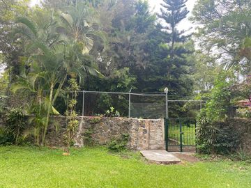 VENDO CASA COMO TERRENO EN CUERNAVACA, GRAN UBICACIÓN, ZONA FRESCA.