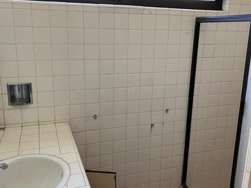 VENDO CASA COMO TERRENO EN CUERNAVACA, GRAN UBICACIÓN, ZONA FRESCA.