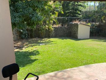 VENDO CASA COMO TERRENO EN CUERNAVACA, GRAN UBICACIÓN, ZONA FRESCA.