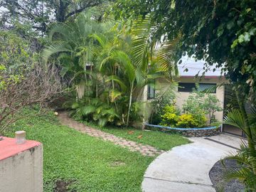 VENDO CASA COMO TERRENO EN CUERNAVACA, GRAN UBICACIÓN, ZONA FRESCA.