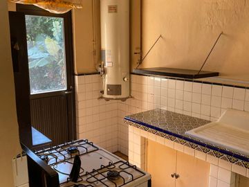 VENDO CASA COMO TERRENO EN CUERNAVACA, GRAN UBICACIÓN, ZONA FRESCA.