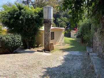 VENDO CASA COMO TERRENO EN CUERNAVACA, GRAN UBICACIÓN, ZONA FRESCA.
