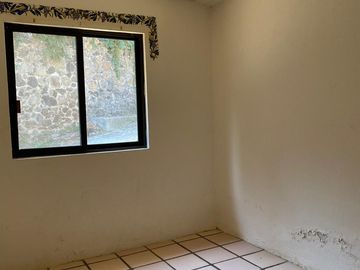 VENDO CASA COMO TERRENO EN CUERNAVACA, GRAN UBICACIÓN, ZONA FRESCA.
