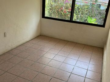 VENDO CASA COMO TERRENO EN CUERNAVACA, GRAN UBICACIÓN, ZONA FRESCA.