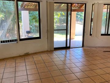 VENDO CASA COMO TERRENO EN CUERNAVACA, GRAN UBICACIÓN, ZONA FRESCA.