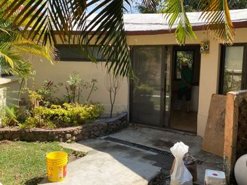 VENDO CASA COMO TERRENO EN CUERNAVACA, GRAN UBICACIÓN, ZONA FRESCA.