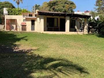 VENDO CASA COMO TERRENO EN CUERNAVACA, GRAN UBICACIÓN, ZONA FRESCA.