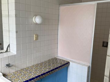 VENDO CASA COMO TERRENO EN CUERNAVACA, GRAN UBICACIÓN, ZONA FRESCA.