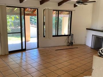 VENDO CASA COMO TERRENO EN CUERNAVACA, GRAN UBICACIÓN, ZONA FRESCA.