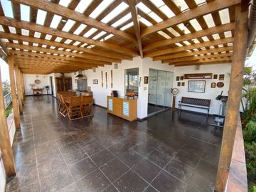Venta de amplio departamento dúplex cerca al centro comercial Caminos del Inca