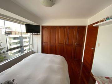 Venta de amplio departamento dúplex cerca al centro comercial Caminos del Inca