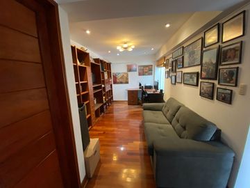 Venta de amplio departamento dúplex cerca al centro comercial Caminos del Inca