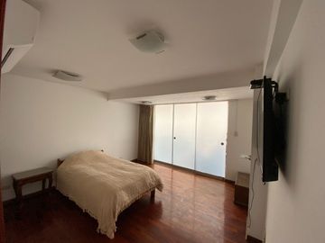 Venta de amplio departamento dúplex cerca al centro comercial Caminos del Inca