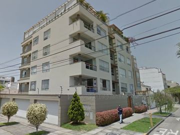 Venta de amplio departamento dúplex cerca al centro comercial Caminos del Inca