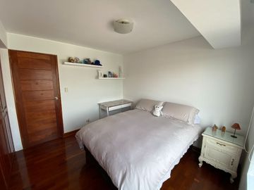 Venta de amplio departamento dúplex cerca al centro comercial Caminos del Inca