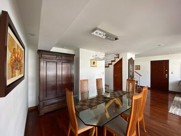 Venta de amplio departamento dúplex cerca al centro comercial Caminos del Inca