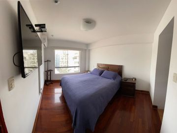 Venta de amplio departamento dúplex cerca al centro comercial Caminos del Inca