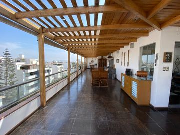 Venta de amplio departamento dúplex cerca al centro comercial Caminos del Inca