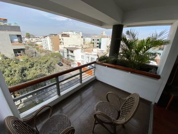 Venta de amplio departamento dúplex cerca al centro comercial Caminos del Inca