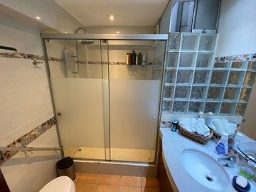 Venta de amplio departamento dúplex cerca al centro comercial Caminos del Inca