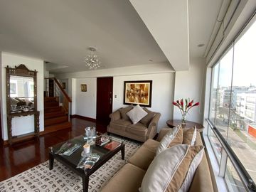 Venta de amplio departamento dúplex cerca al centro comercial Caminos del Inca