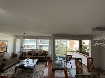 Venta de amplio departamento dúplex cerca al centro comercial Caminos del Inca