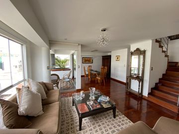 Venta de amplio departamento dúplex cerca al centro comercial Caminos del Inca