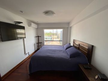 Venta de amplio departamento dúplex cerca al centro comercial Caminos del Inca