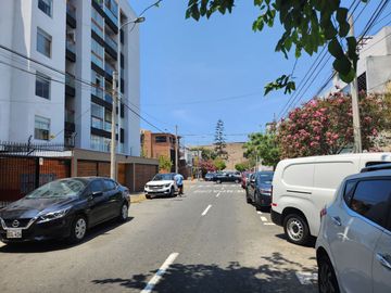 Se Vende Casa A Precio De Terreno Zona Centrica De Miraflores Ideal Para Inversionistas !!!