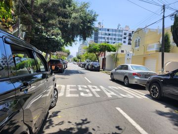 Se Vende Casa A Precio De Terreno Zona Centrica De Miraflores Ideal Para Inversionistas !!!