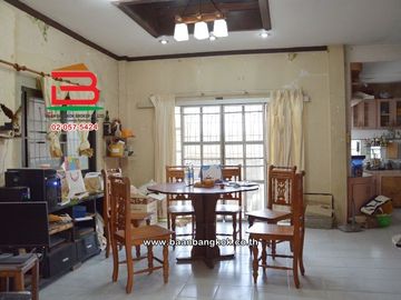บ้านเดี่ยว หมู่บ้าน พรธิสาร 8 เนื้อที่ 40 ตรว ติดถนนธัญบุรี-วังน้อย ตำบลคลองหก อำเภอคลองหลวง จังหวัดปทุมธานี
