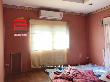 บ้านเดี่ยว หมู่บ้าน พรธิสาร 8 เนื้อที่ 40 ตรว ติดถนนธัญบุรี-วังน้อย ตำบลคลองหก อำเภอคลองหลวง จังหวัดปทุมธานี