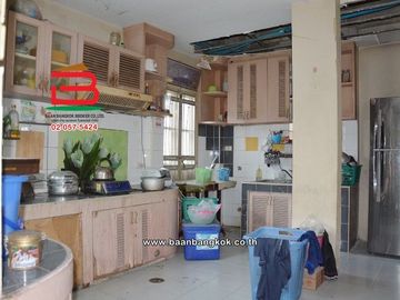 บ้านเดี่ยว หมู่บ้าน พรธิสาร 8 เนื้อที่ 40 ตรว ติดถนนธัญบุรี-วังน้อย ตำบลคลองหก อำเภอคลองหลวง จังหวัดปทุมธานี
