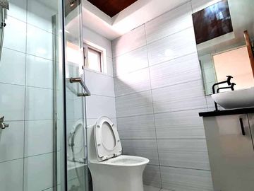 3 Storey Townhouse for sale in V Luna Brgy Pinyahan near Teacher Village Diliman Quezon City