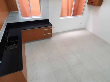 3 Storey Townhouse for sale in V Luna Brgy Pinyahan near Teacher Village Diliman Quezon City