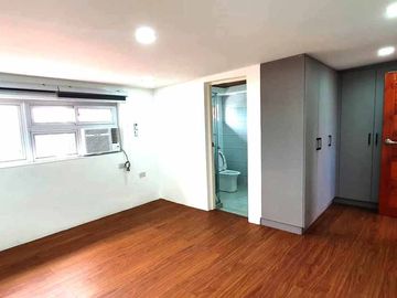 3 Storey Townhouse for sale in V Luna Brgy Pinyahan near Teacher Village Diliman Quezon City